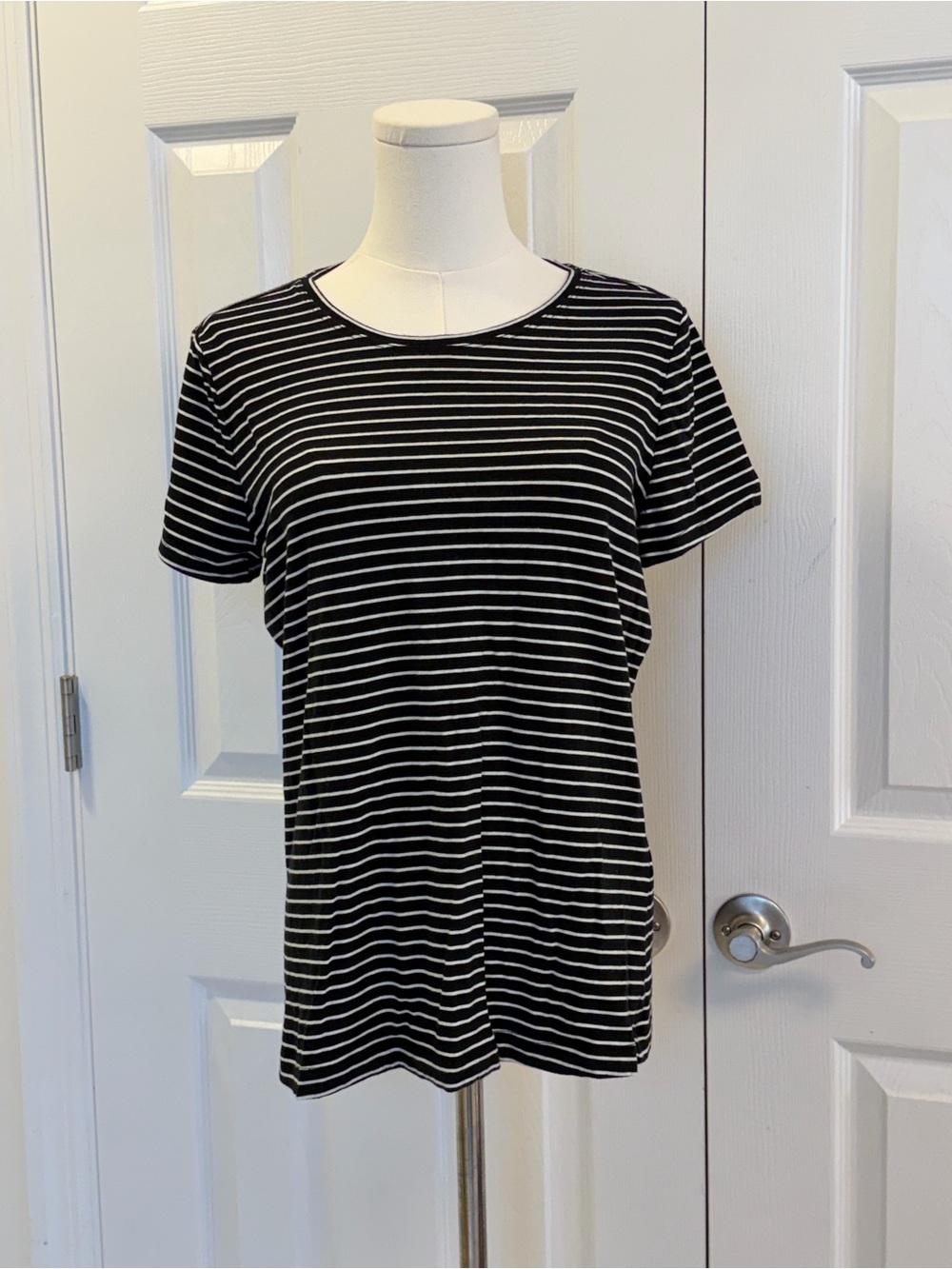 Banana Republic Black & White Striped Short Sleeve Top – Women’s M